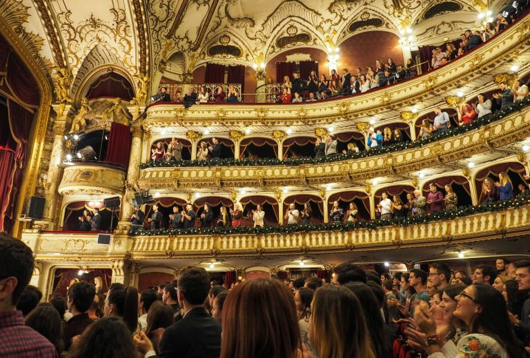 Welttag des Theaters: Kreative Geschenk-Ideen für Bühnenfans